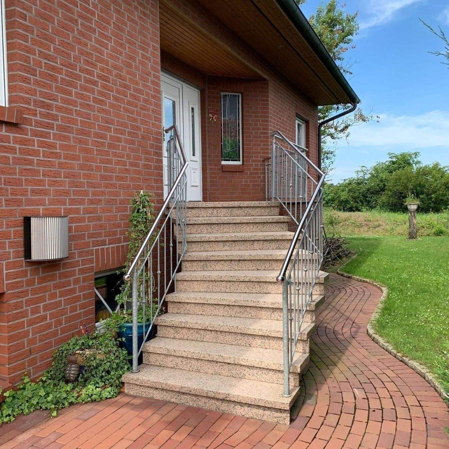 Großzügiges EFH mit Garten, Sauna, Doppelgarage und Ausbauoptionen – Sofort bezugsbereit! – Nienburg (Weser) – Bild 1 von 9