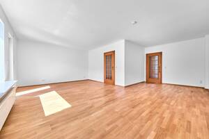 ONLY 10 MINUTES TO CLAY! Approx. 150 m² townhouse with 5-room, 4-bed, garden + garage *Pets allowed* – 55246 Wiesbaden – Vorschaubild 3