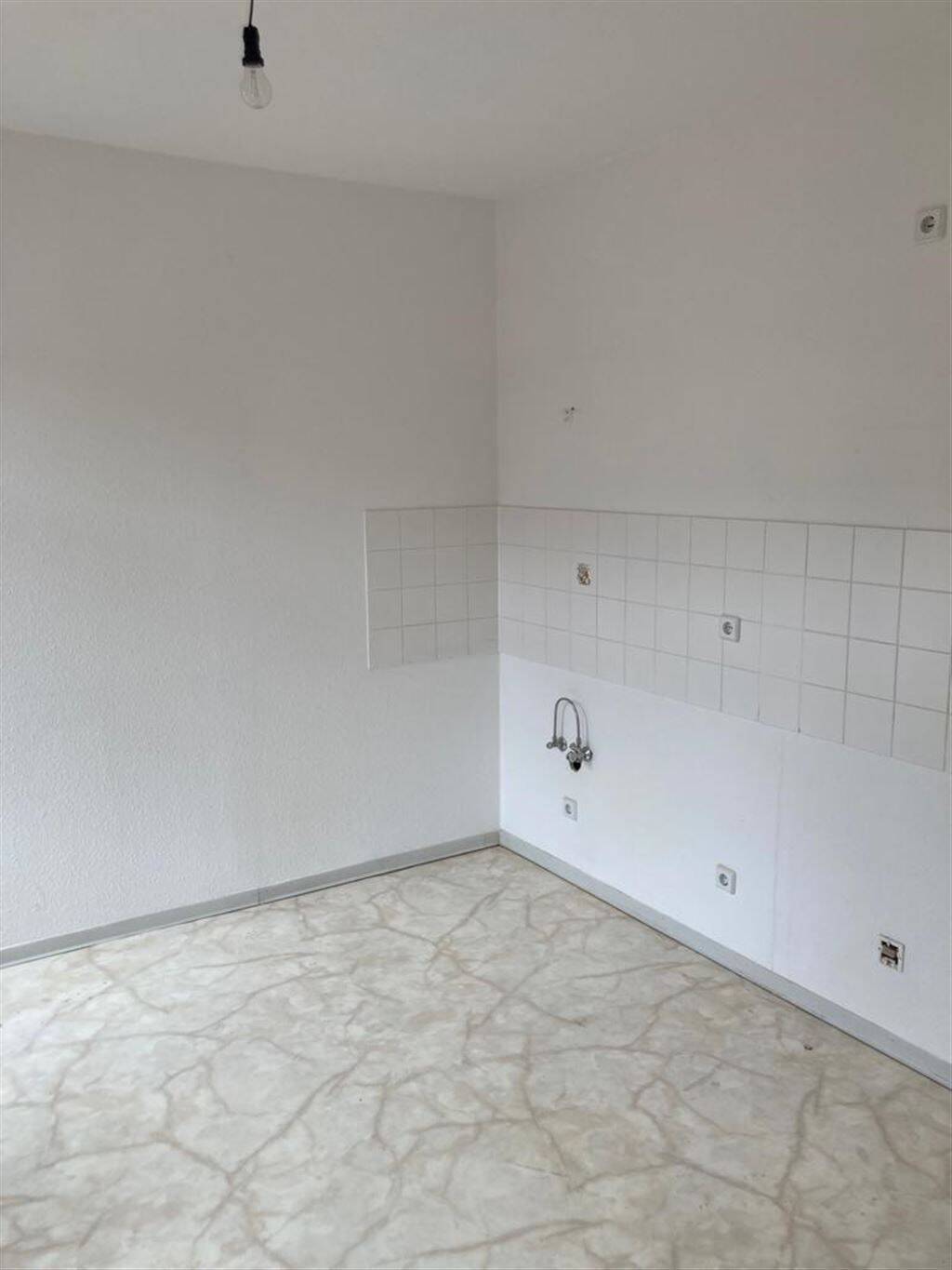 * Kompakte 3-Zimmer mit Balkon, Laminat und Wannenbad in Zentrumsnähe! * Stellplatz mgl. – Chemnitz – Vorschaubild 6