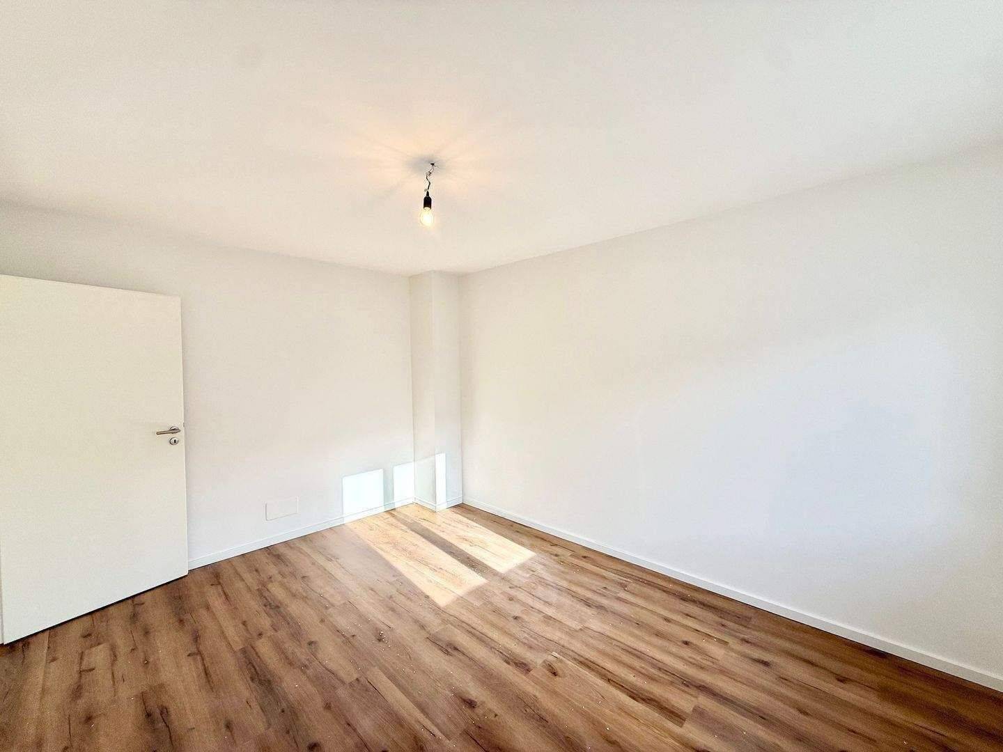 Reserviert - Perfekt geeignet für 2-er WG! Freie & helle 2-Zimmer-Wohnung im 2.OG in nettem MFH direkt an der TH – Nürnberg – Vorschaubild 2