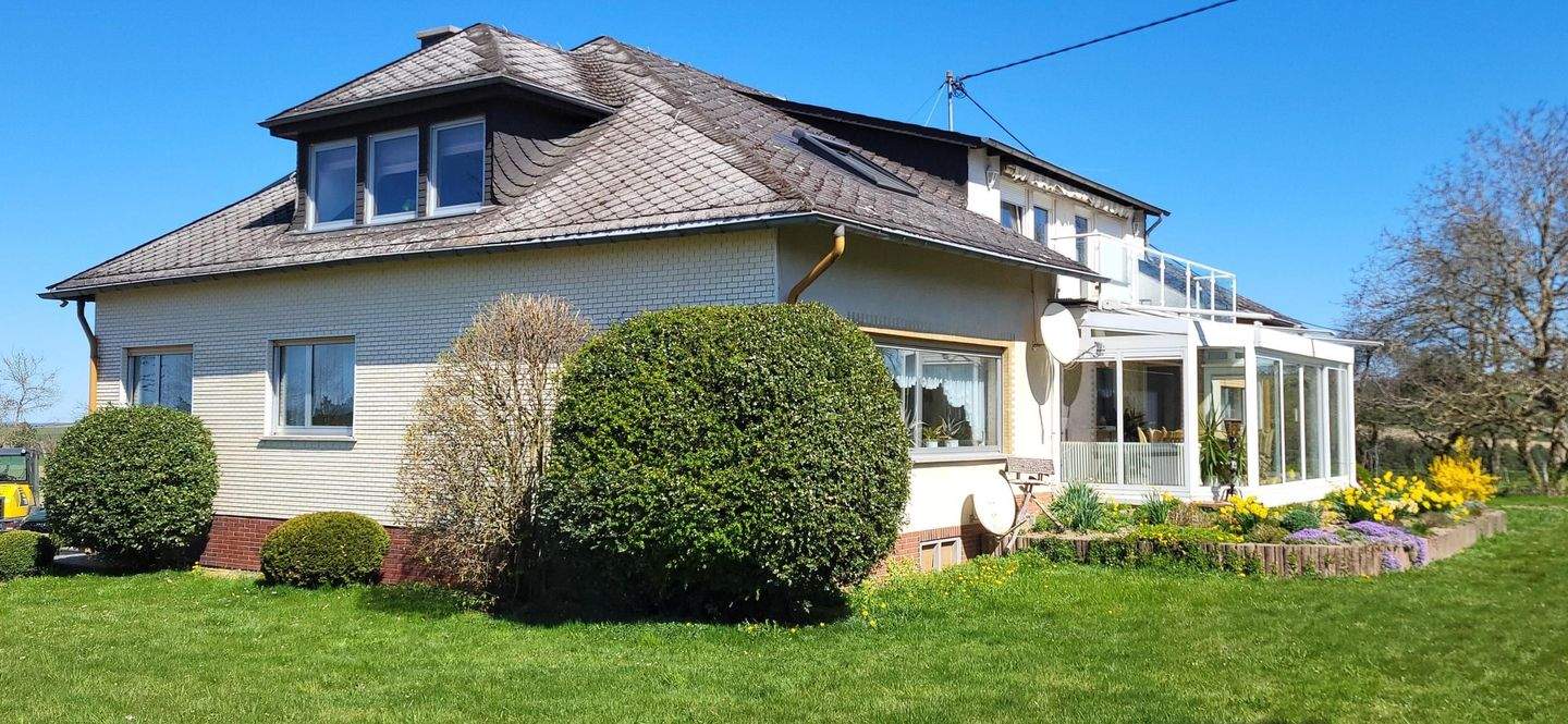 Freistehendes Zweifamilienhaus in ruhiger Ortsrandlage – Kleinich – Bild 1 von 9