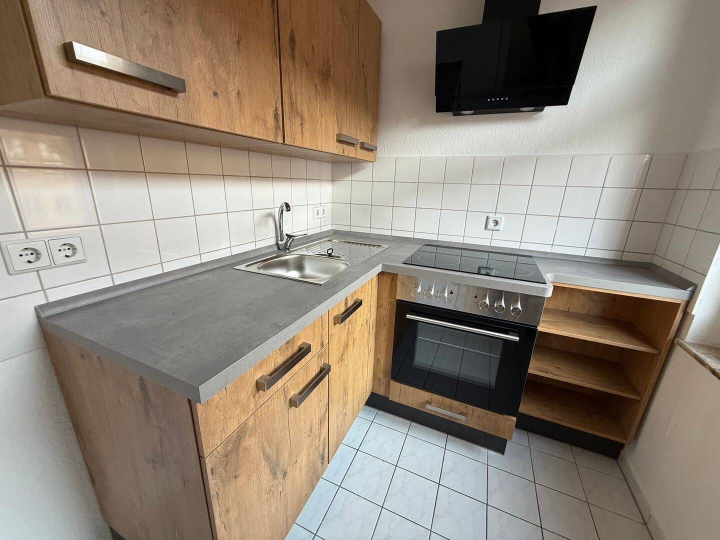 Nachmieter gesucht ! inkl. EBK / im 1. OG mit Laminat- Bad mit Wanne**