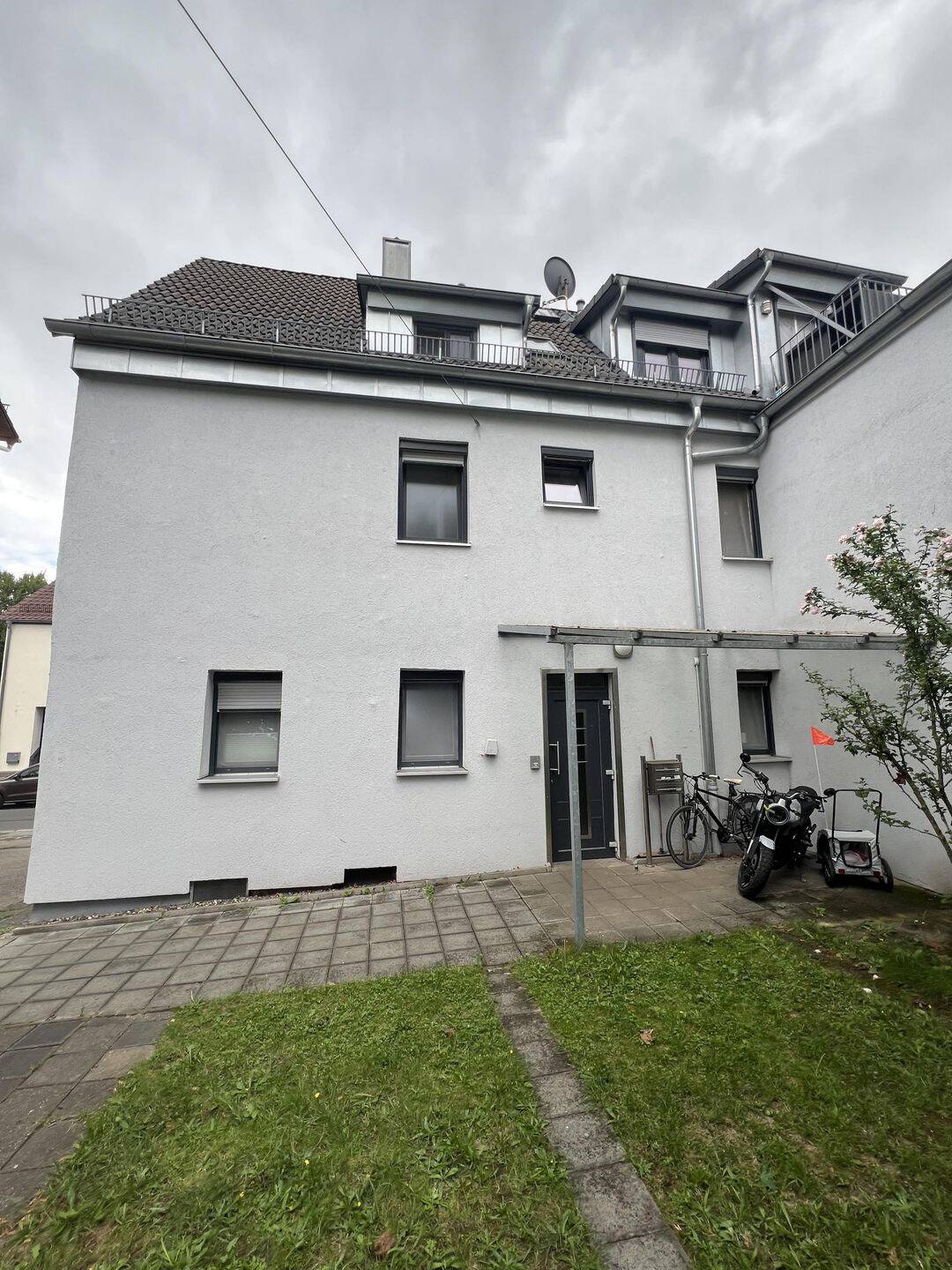 Moderne 3-Zimmer-Erdgeschoss-Wohnung mit Gartenanteil und PKW-Stellplatz in Nürnberg-Schniegling – Nürnberg – Bild 1 von 9