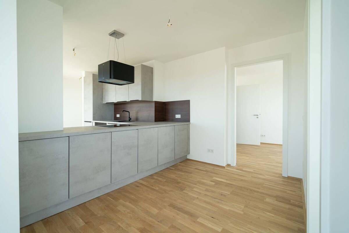 Modern geschnittene 2,5-ZI-Whg mit umlaufendem Balkon und Einbauküche – 93051 Regensburg – Bild 1 von 9