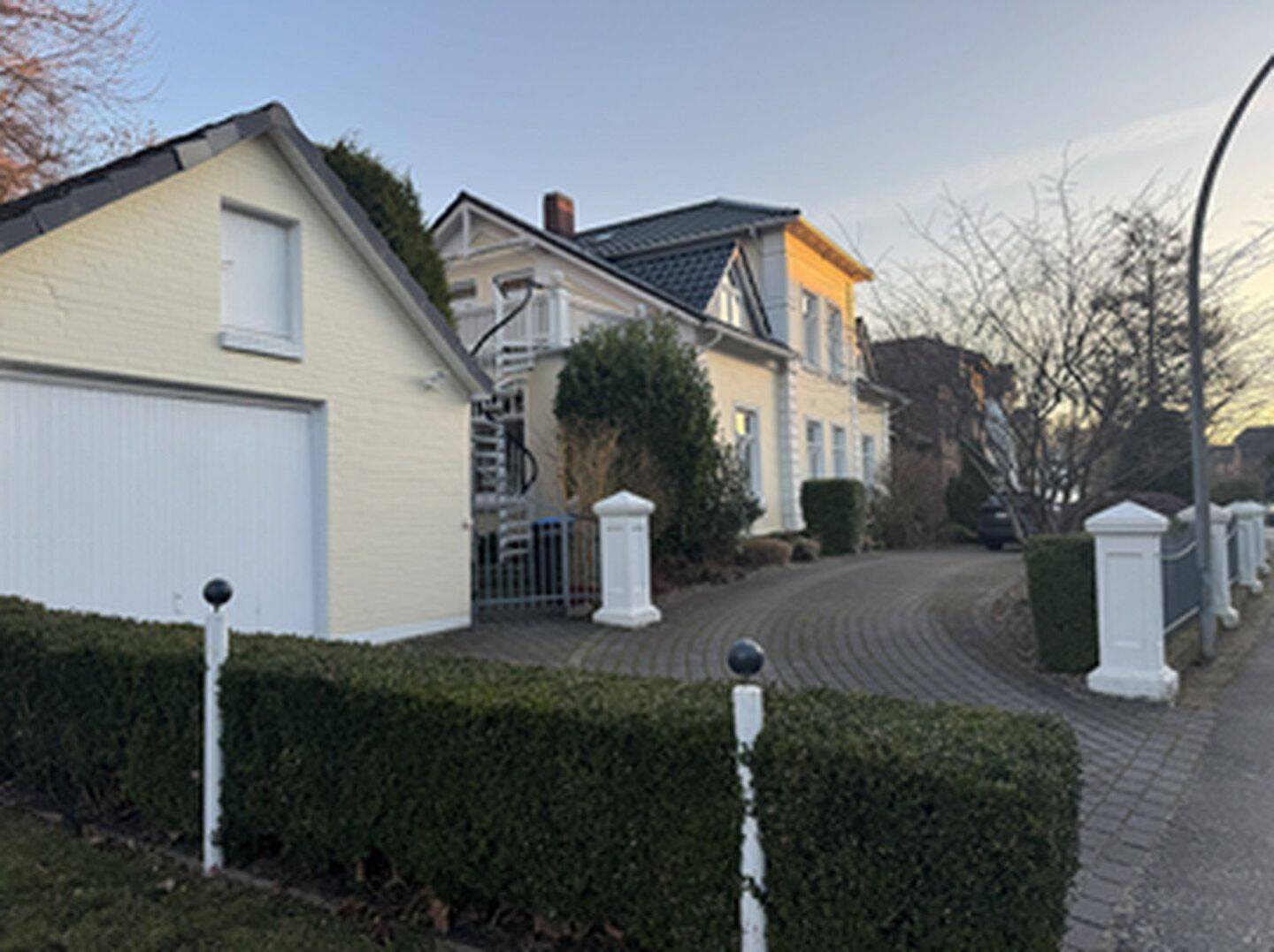 Einzigartiges Wohnensemble am See: Jugendstilvilla, 3-Zimmer-Einliegerwohnung & Wintergarten-Oase – Glückstadt – Vorschaubild 2