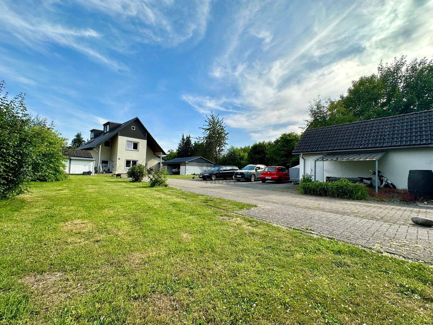 Großzügiges 3 Familienhaus auf großem Grundstück mit 330 m², Wintergarten & Terrassen! – Langenhagen – Vorschaubild 4