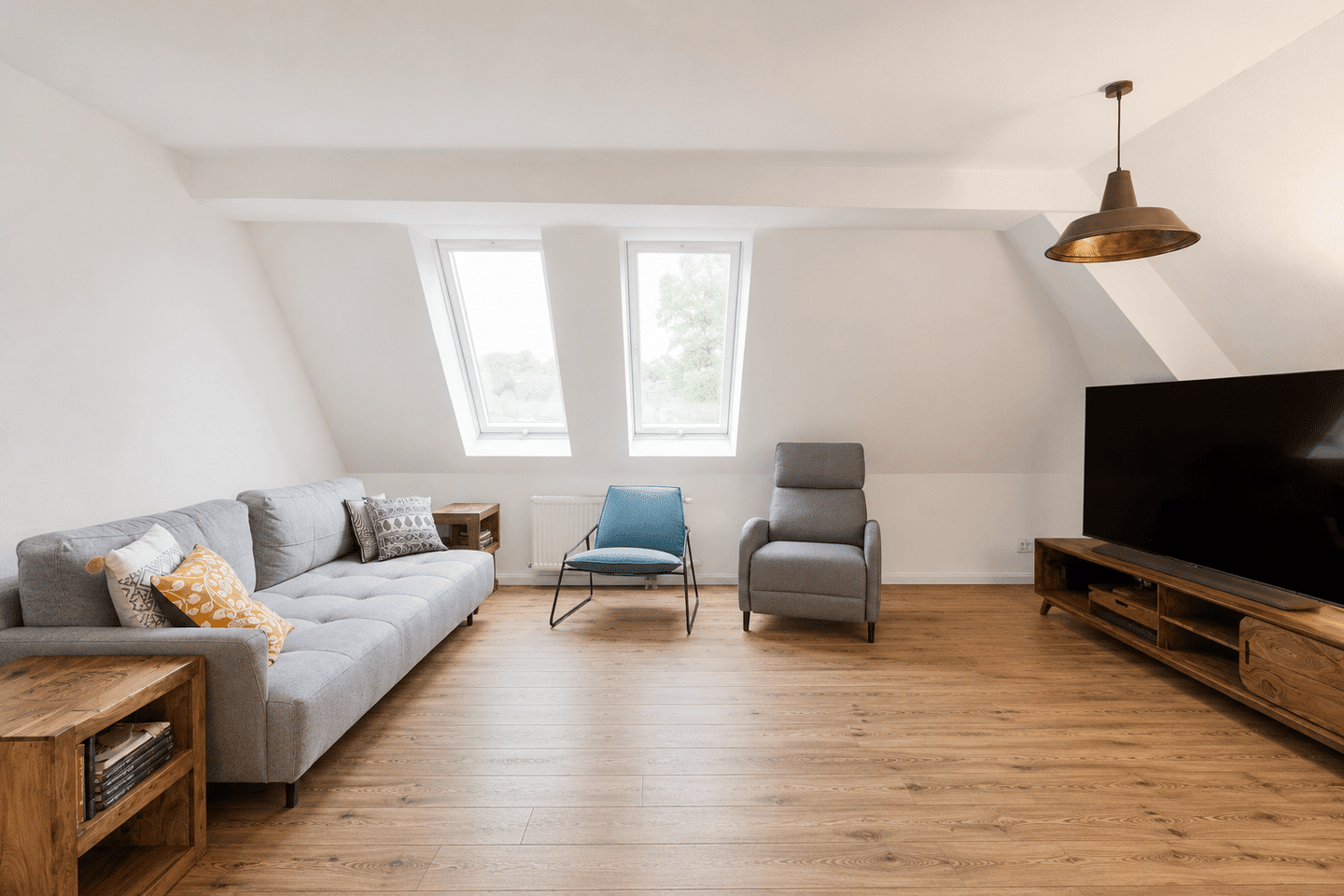 Großzügige Dachgeschosswohnung mit großer Terrasse, Parkett und Stellplatz