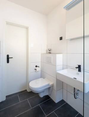 Modern wohnen in Düsseldorf - frisch renovierte 2-Zimmer-Wohnung mit Balkon und neuer Einbauküche – 40470 Düsseldorf – Vorschaubild 7