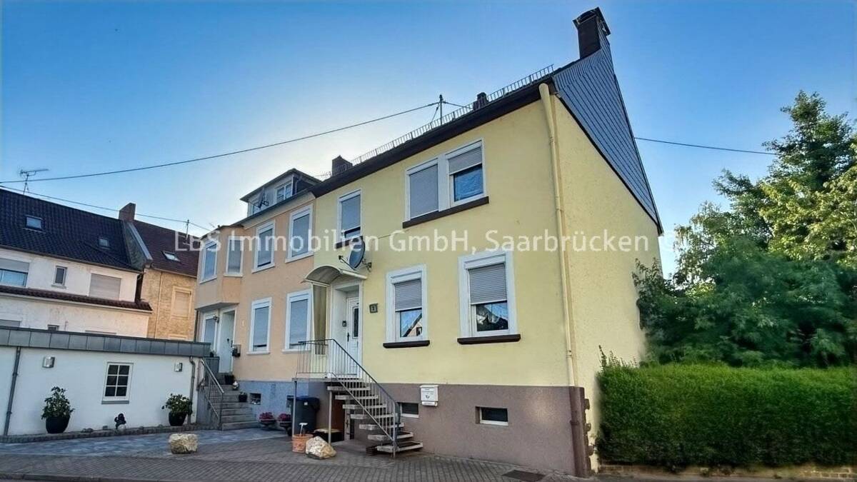 Charmante Doppelhaushälfte mit großem Garten, Terrasse und viel Potenzial in Saarbrücken-Güdingen – 66130 Saarbrücken – Bild 1 von 9