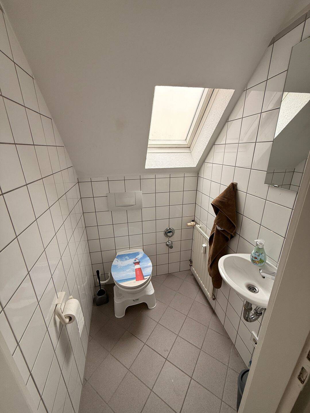 Helle Dachgeschosswohnung mit Einbauküche – Saarbrücken – Vorschaubild 4