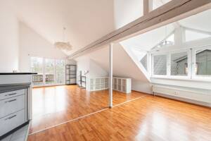 AIGNER - Helle Dachgeschosswohnung mit Loft-Charakter und sonnigem Balkon in Trudering