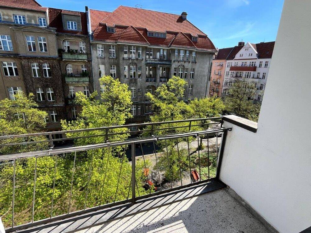 Aufzug und Balkon mit Blick auf den Maikäferplatz nahe Bayerischer Platz