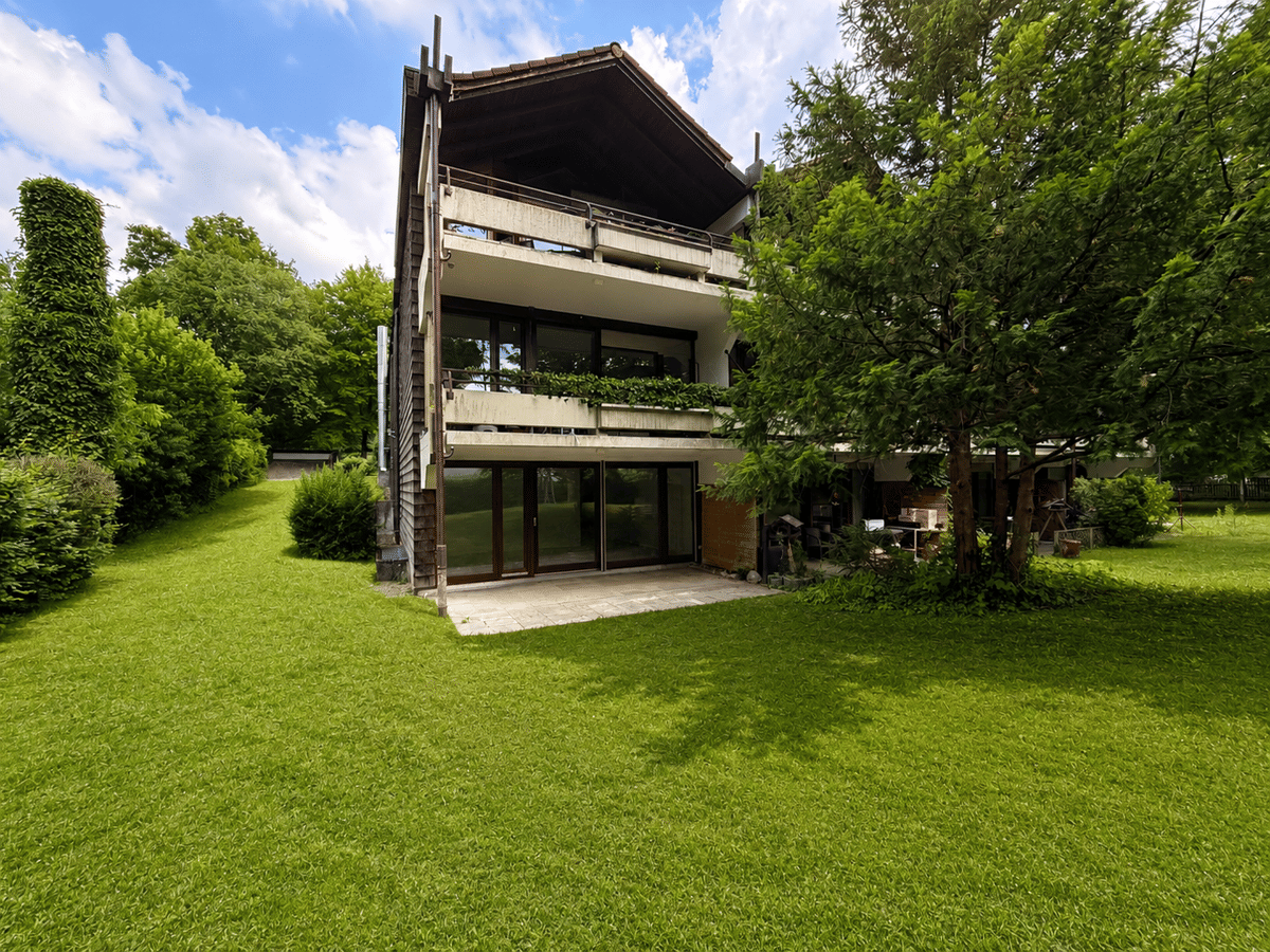 Ruhig gelegene Terrassenwohnung mit sonniger Westterrasse und großem Entwicklungspotenzial! – 81545 München – Bild 1 von 6