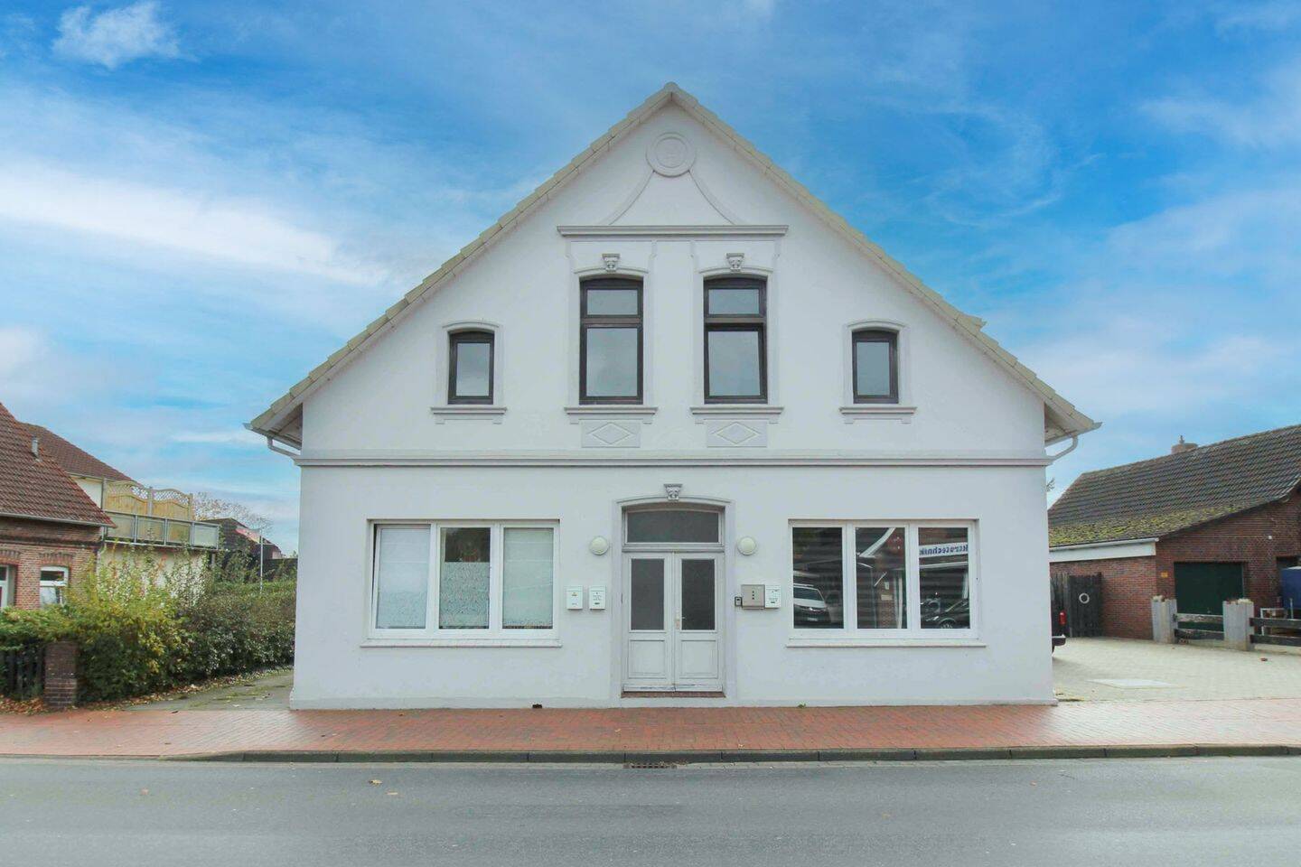 Mehrfamilienhaus mit vier Wohneinheiten in Zetel. – Zetel – Bild 1 von 9
