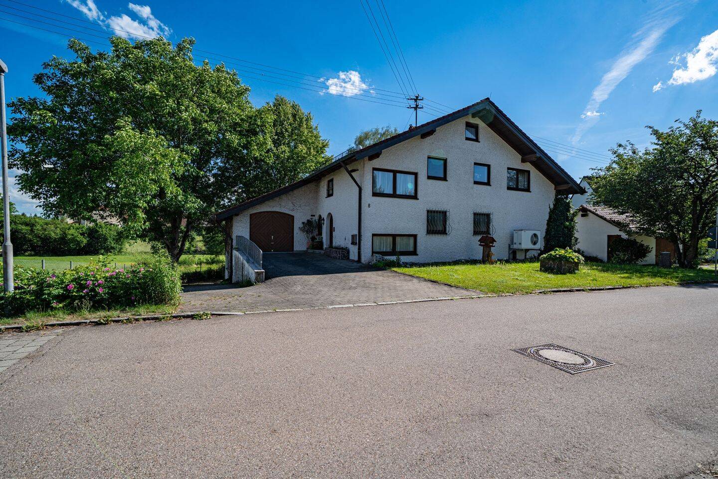 Idyllisch! Zweifamilienhaus mit traumhaftem Garten