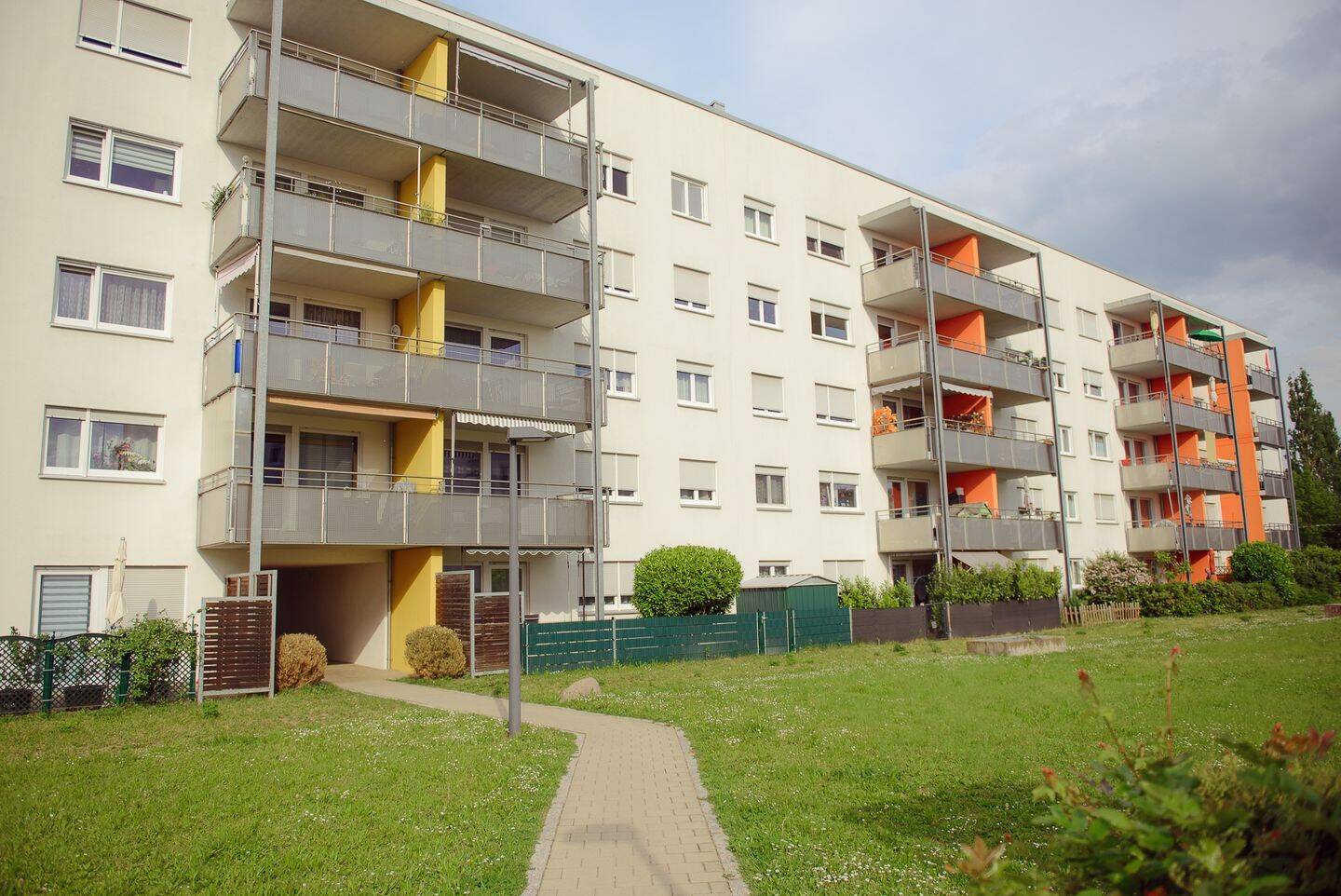 Lichtdurchflutete 3,5-Zimmer-Wohnung mit großzügigem Balkon in Burgweinting