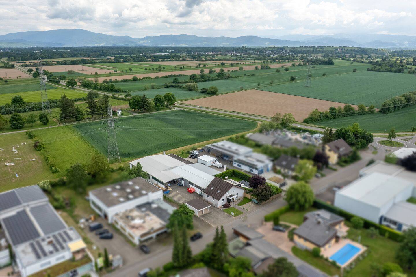 Vielseitiges Gewerbeareal mit Wohnhaus in Bahlingen - Drei Hallen im attraktiven Mischgebiet – Bahlingen – Vorschaubild 2