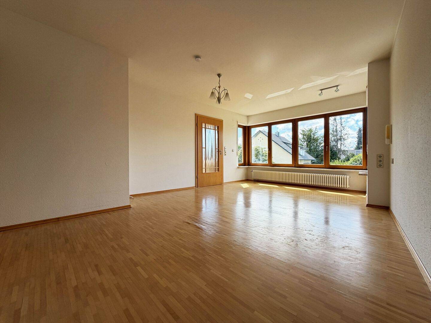 Großzügiges Zuhause. 8 Zimmer. 223 m². Garten, Garage und 2 Stellplätze. Viel Platz für Ihre Ideen. – Gottmadingen – Vorschaubild 4