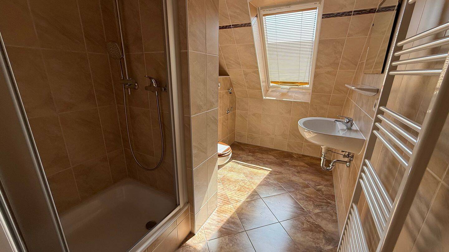 Am Heimgarten im DG ! Bad mit Fenster + Dusche / offene Küche – Chemnitz – Vorschaubild 2