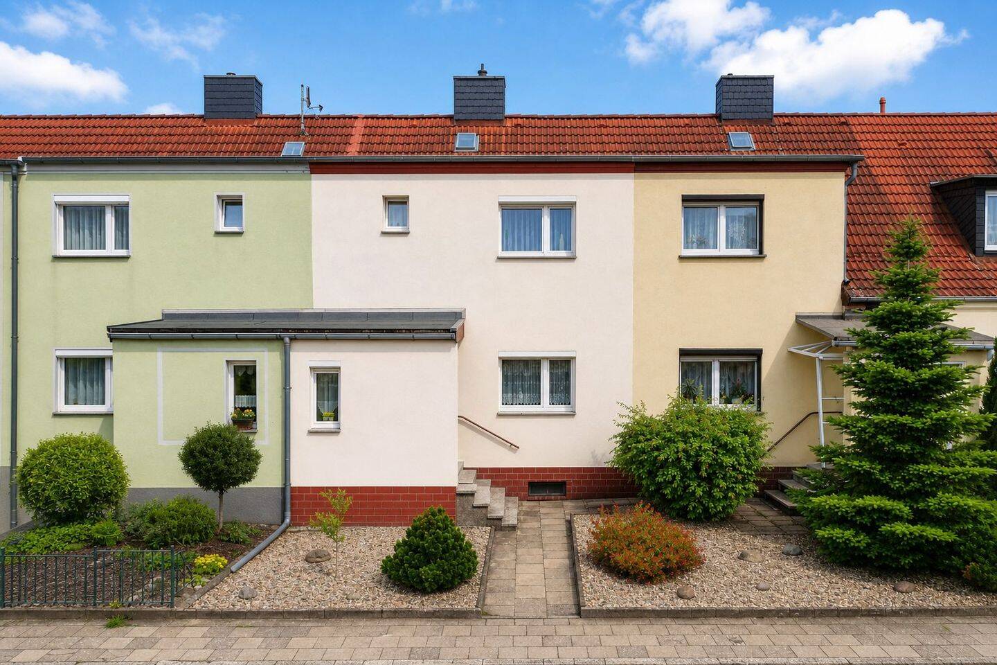 Komfortables Reihenmittelhaus mit separatem Gartengrundstück und Garage in Magdeburg-Salbke – Magdeburg – Vorschaubild 2