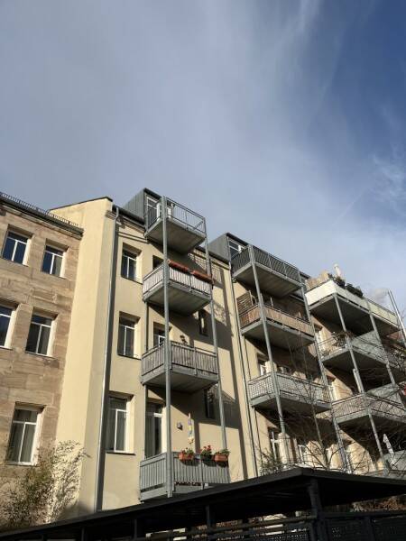 HELLE ZWEIZIMMER DG-WOHNUNG - BALKON - PARKETT - EINBAUKÜCHE - ERBBAURECHT - VERMIETET – Fürth – Vorschaubild 2