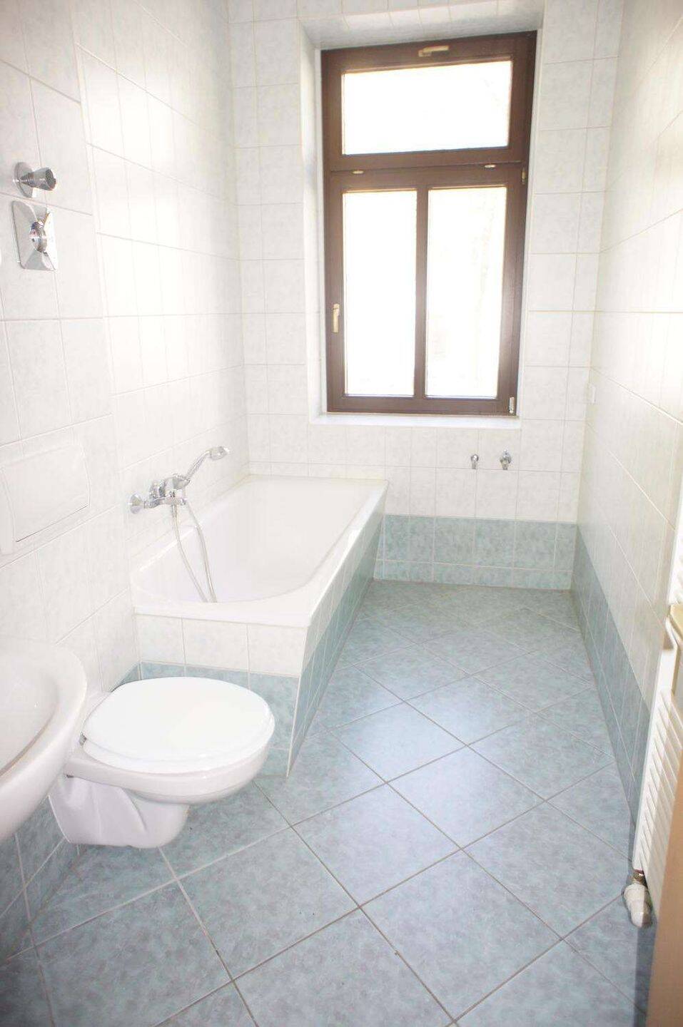 Frei ab 1.12.26 - Jetzt mit Laminat- Bad mit Wanne + Fenster !!!