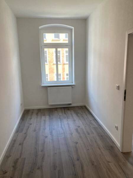 Zweitbezug nach Sanierung! Großzügige 3-Zimmerwohnung mit Laminat, Balkon, Wanne und Einbauküche! – Chemnitz – Vorschaubild 8