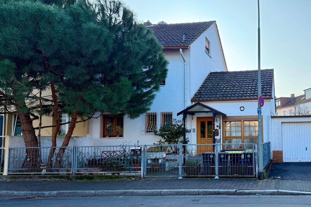 Frankfurt-Griesheim: Große Doppelhaushälfte in gesuchter Lage! – 65933 Frankfurt am Main – Bild 1 von 9