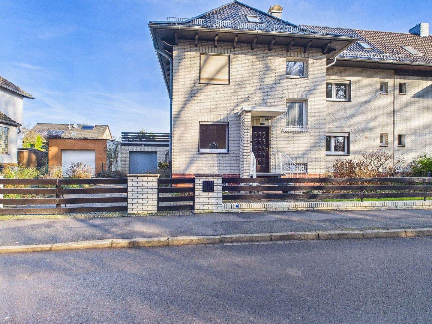 Generationenwohnen oder Renditeobjekt - Haus mit zwei Wohneinheiten, Terrasse & Gartenidylle – Sehnde – Bild 1 von 9