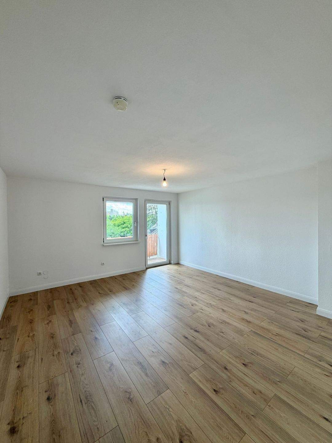 Sehr gutgeschnittene und helle 2-Zimmer-Wohnung mit Balkon & wunderschöner Aussicht in Nürnberg – Erstbezug nach Renovierung – Nürnberg – Bild 1 von 9