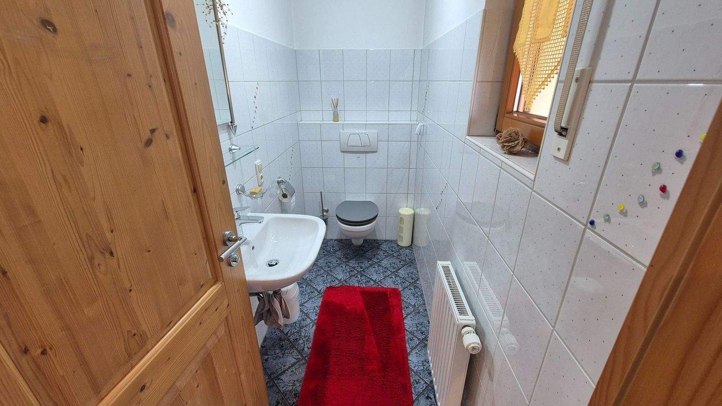 Einfamilienhaus mit Einliegerwohnung, neuem Bad und PV-Anlage in Top-Zustand – Burglauer – Vorschaubild 4