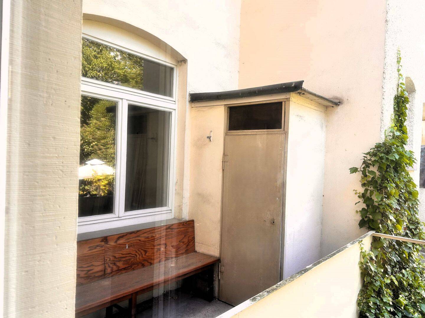 Zeitgemäßes Wohnen mit historischem Flair: 4-Zimmer-Wohnung im 1. OG mit Küchenzeile & 2 Balkone. – Pforzheim – Vorschaubild 3