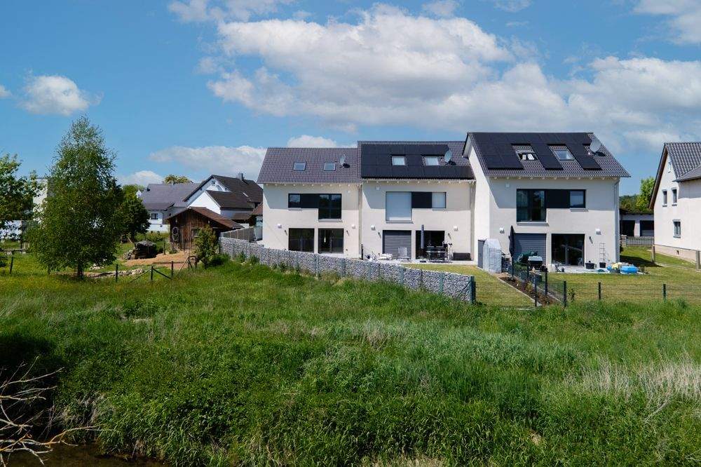 Schlüsselfertig ausgebautes Reihenendhaus mit Terrasse, Garten, 2 Stellplätzen, KFW 40 – Langquaid – Vorschaubild 4