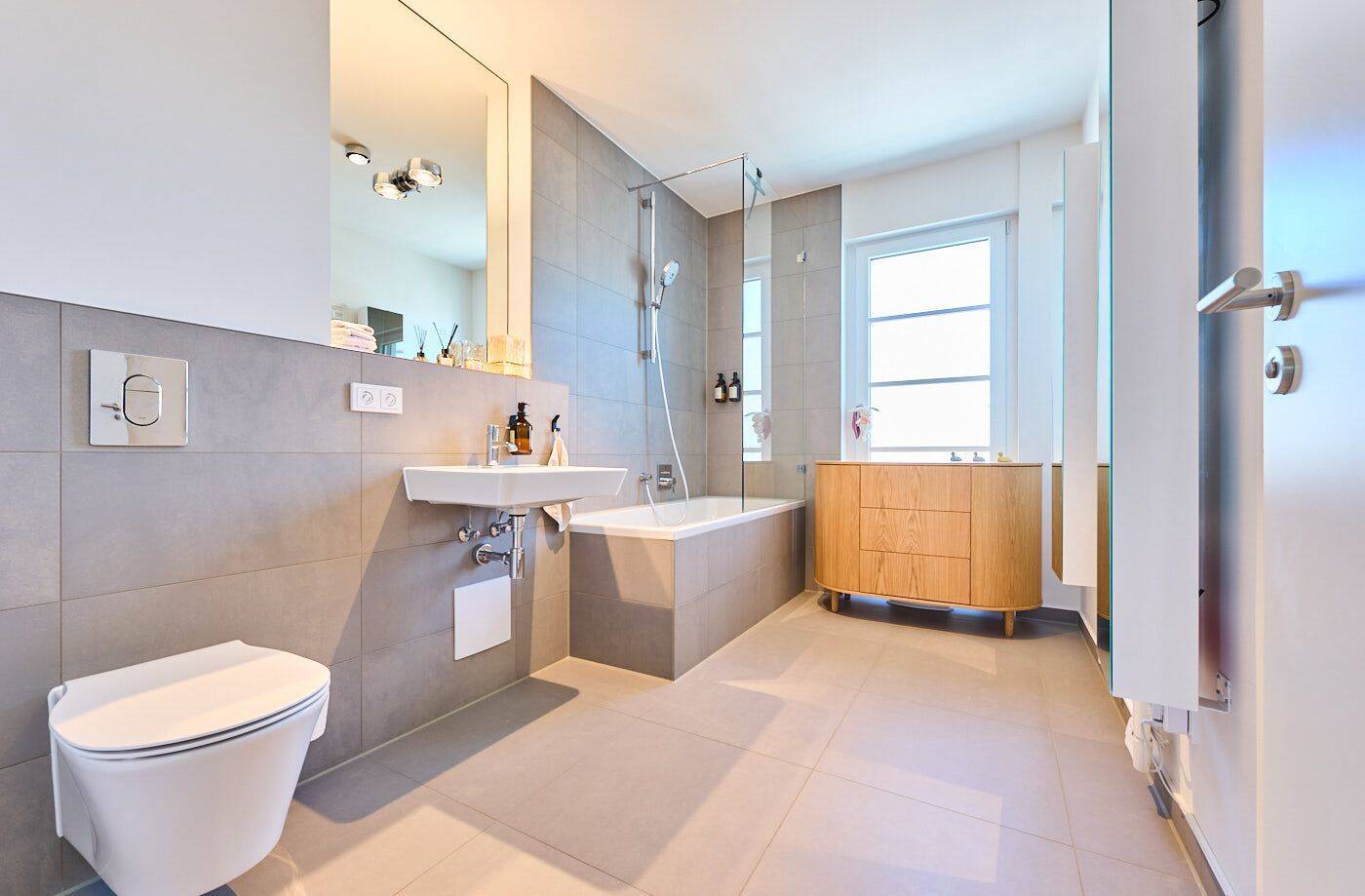 Hochwertige 4-Zimmer-Wohnung mit Penthouse-Atmosphäre - durchdacht statt Standard – München – Vorschaubild 4