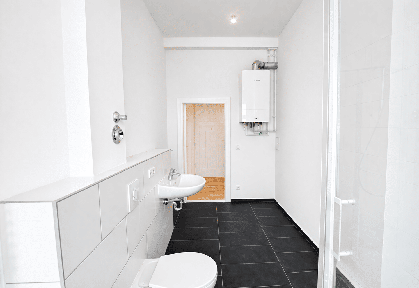 Renovierte 2-Zimmer-Altbauwohnung mit Westbalkon - sofort bezugsfrei (WE39) – Berlin – Vorschaubild 9