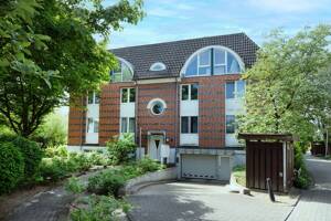 Hochparterre-Wohnung mit neuwertiger Einbauküche und Terrasse in Bremen Horn-Lehe