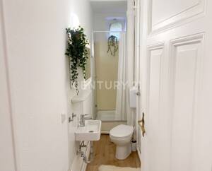 Bezugsfreie 2-Zimmer-Altbauwohnung im Hinterhaus in Wiesbaden-Mitte – 65185 Wiesbaden – Vorschaubild 3