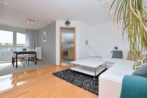 Gepflegte und schön möblierte Wohnung mit großem Balkon und TG-Stellplatz in Stuttgart-Hausen
