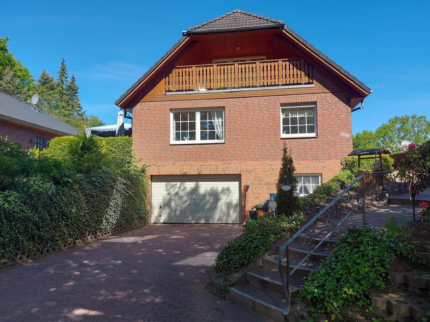 Schmuckes Einfamilienhaus mit Garten, Garage und großer PV-Anlage im Luftkurort Burg (Dithmarschen) – Burg (Dithmarschen) – Bild 1 von 9