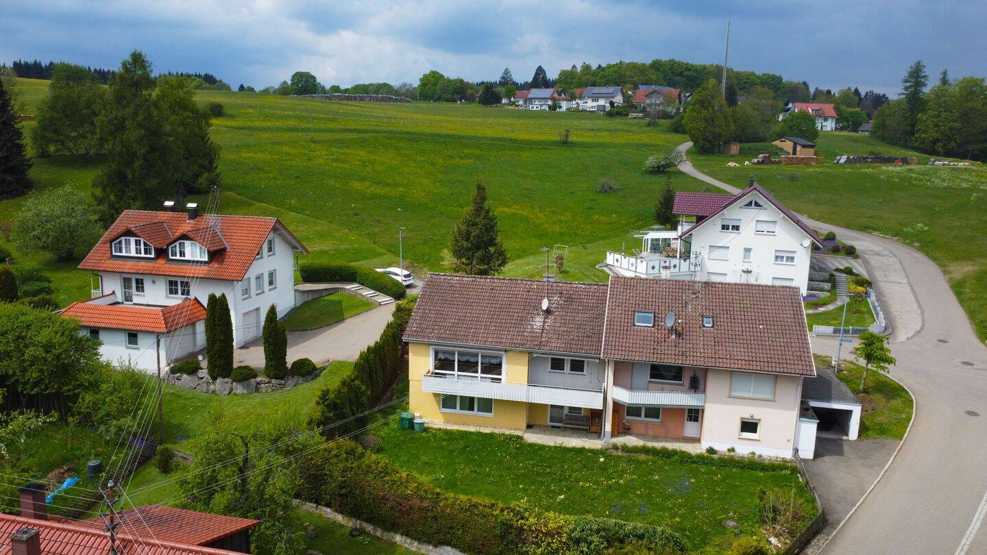 Attraktive DHH mit Garten, Stellplätzen und Garage in Obernheim Ortsrandlage zu verkaufen – Obernheim – Bild 1 von 9