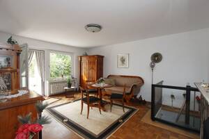 Großzügige Maisonette-Eigentumswohnung mit zwei Ebenen, Balkon, Terrasse und zwei Garagen