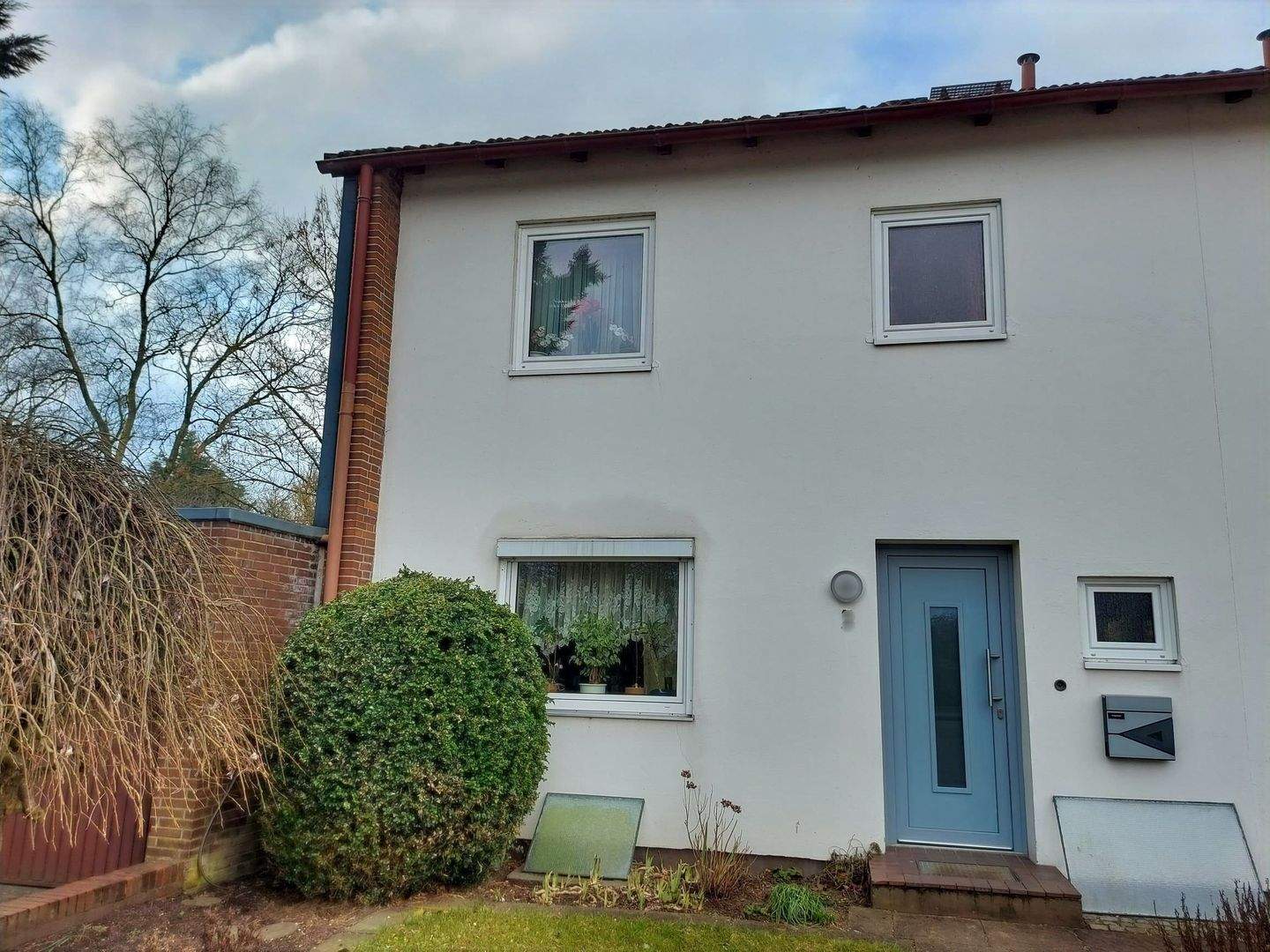 Vollunterkellertes Reihenendhaus (vermietet) mit Garten und Garage in guter Wohngegend – Neumünster – Bild 1 von 8