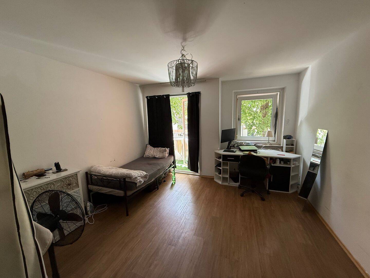 Möbliertes WG-Zimmer am Rotkreuzplatz – 800 € warm – 6 Monate oder mehr