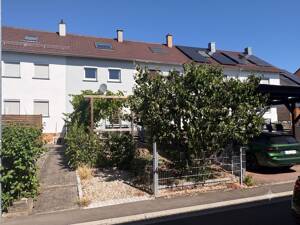 Gemütliches Zuhause mit Gärtchen und Pergola