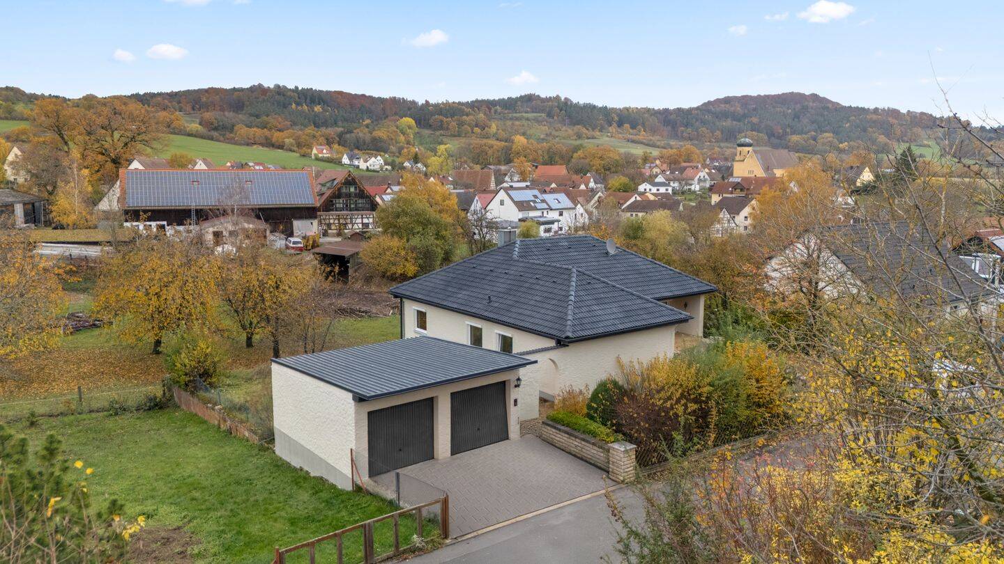 Traumlage! Teilrenovierter Bungalow mit Doppelgarage, separater ELW und großem Garten – Neunkirchen am Brand – Vorschaubild 4