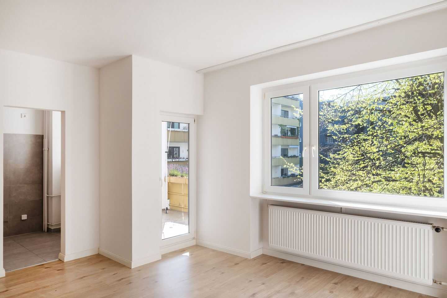 Frisch saniertes 1-Zimmer-Apartment mit großer Süd-Loggia und Tiefgarage – Berlin – Vorschaubild 5