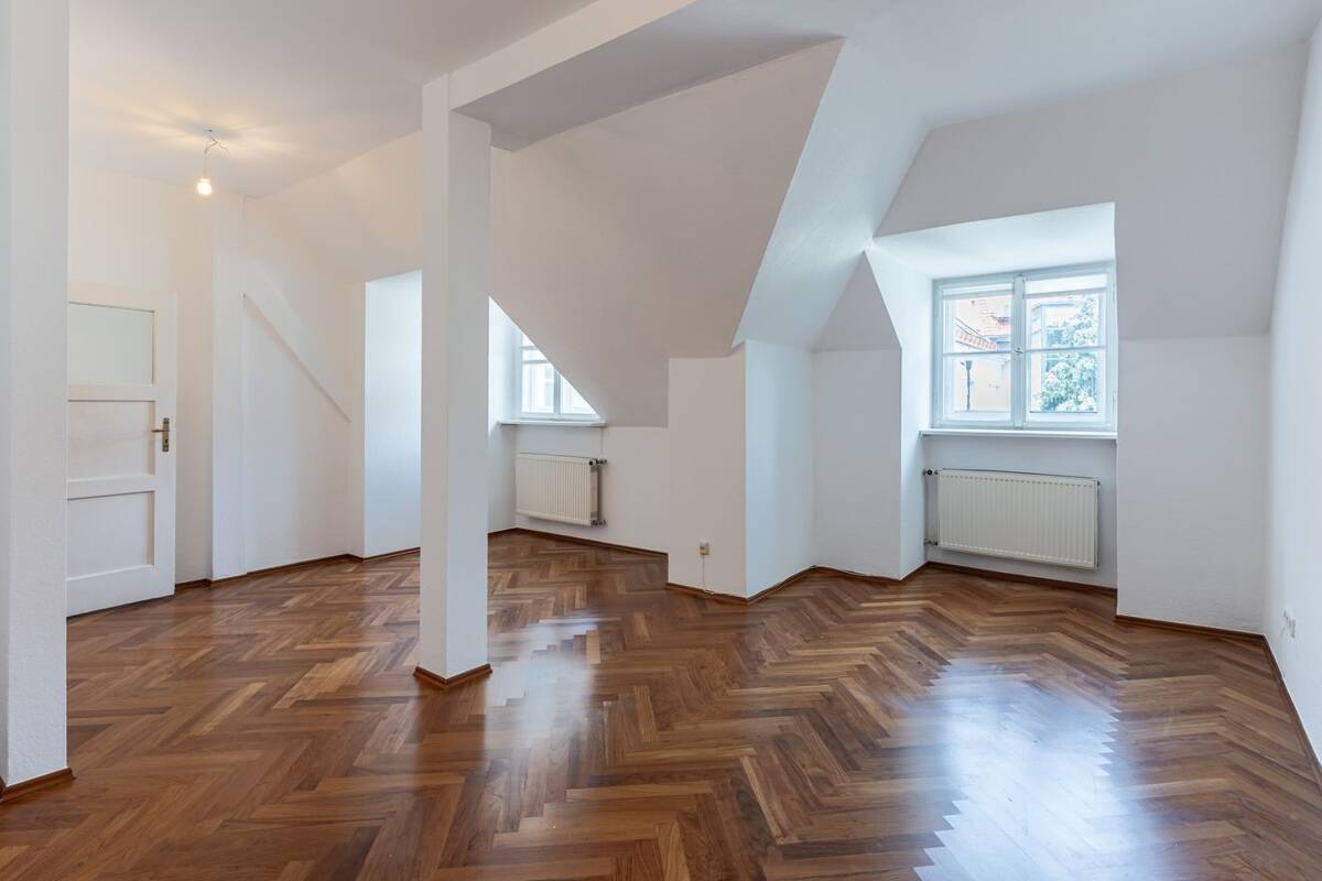 **Historischer Charme über den Dächern Lehels - Denkmalgeschützte Altbauwohnung im Dachgeschoss** – 80538 München – Bild 1 von 9