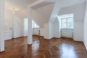 **Historischer Charme über den Dächern Lehels - Denkmalgeschützte Altbauwohnung im Dachgeschoss**