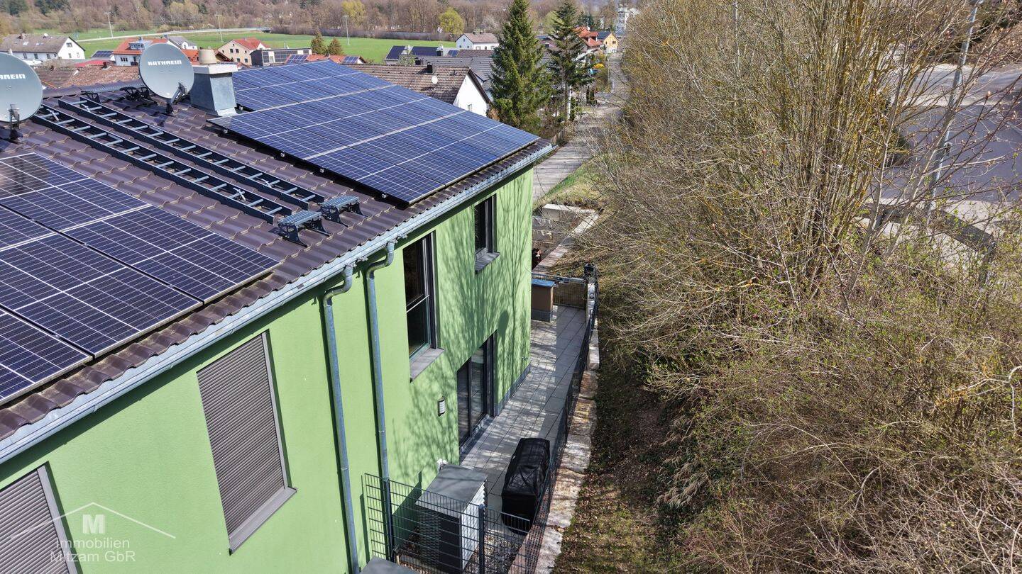 Effizienzhaus 40: Neuwertige Doppelhaushälfte mit 2 Garagen inmitten des Altmühtals – Walting – Vorschaubild 9