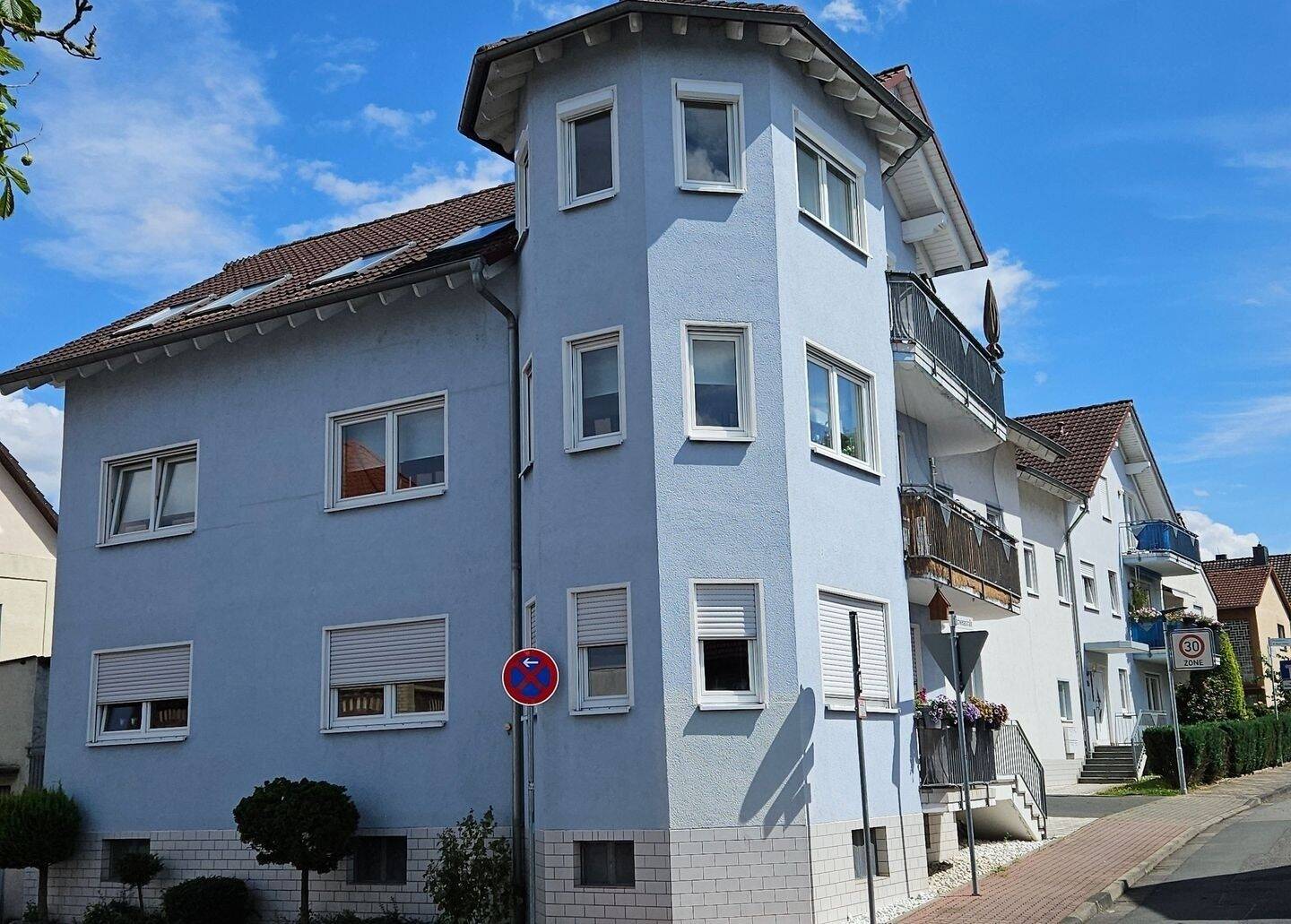 BAD VILBEL-GRONAU 2 MFH, insg. 8 gr. Wohnungen + 12 Kfz-Stellpl. in sehr gutem Zustand, Balkone, Parkett, zeitgem. Bäder, Investment mit Potential! – Bad Vilbel – Vorschaubild 2